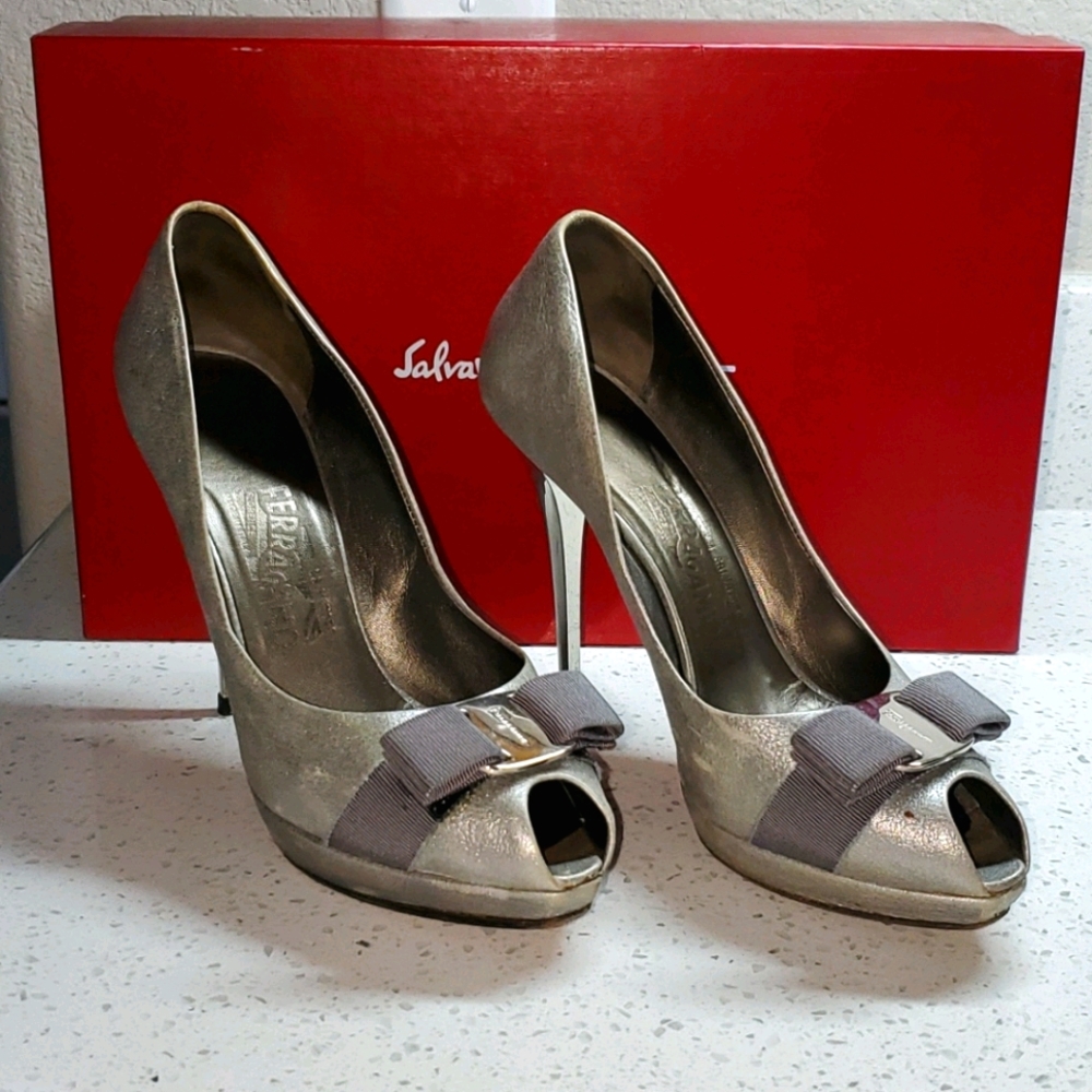 Salvatore Ferragamo Grazia silver pumps